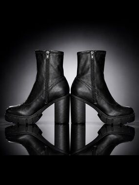 GUESS Black Chunky Lug Sole Side Zip Ankle Boots Size 9M EUC